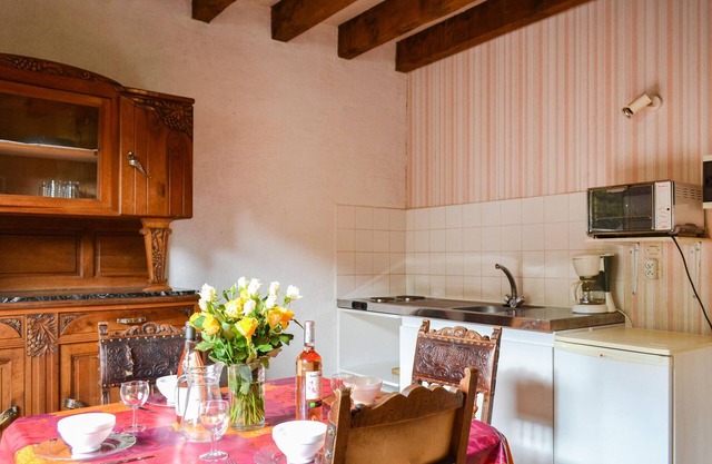 Small and neat cottage in Limeuil with room for 4 people.