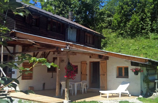 Small charming T3 for 4 people - Terrace sheltered in RdJ of chalet - South slope, 100m from a ski bus stop