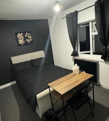 Small Double Room Located 2 Minutes From Gloucester Royal Hospital