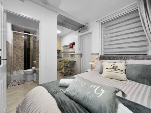Small Studio Suite W Vip Lounge Access-maerdy
