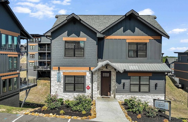Smith Creek Reserve Luxury | Waterpark & Mountain Views