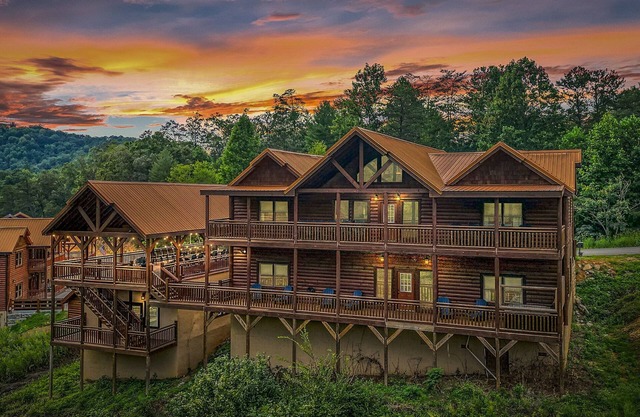 Smokey’s Paradise by AvantStay | Sleeps 22 + Pool