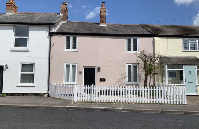 SMUGGLERS COTTAGE, pet friendly, with open fire in Christchurch
