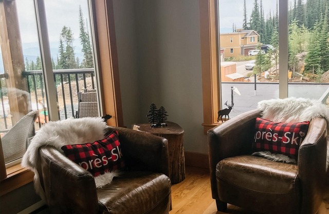 Sno Regrets Chalet SilverStar Ski in/Ski out with Mountain View and a Hot Tub