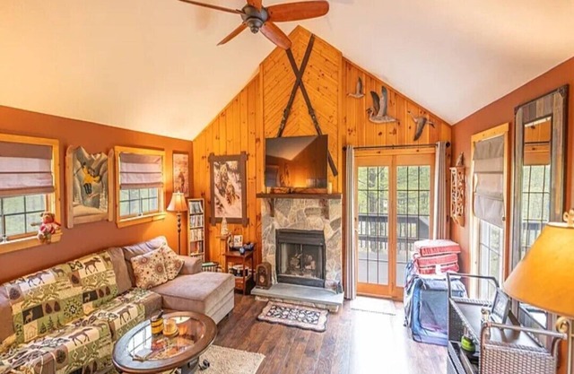 Snow Owl Chalet - Dover, 4-Bd 3-Bth - 10 Min. - Mt Snow! Saltwater Hot Tub!