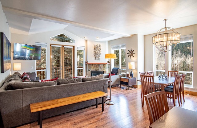Snow Star Skylight - 3BD 3BA - Hot Tub, Gym, Walk to Ski!