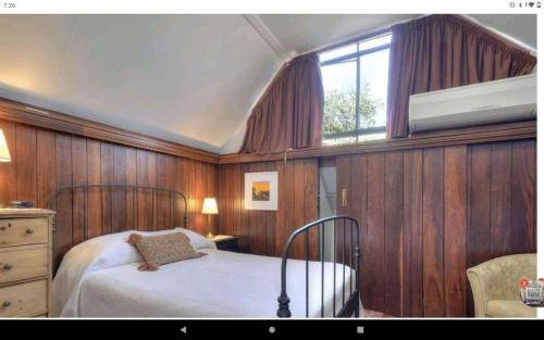 Snow white's 2 bedroom dream Cottage with free parking