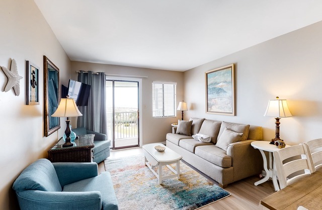 Snowbird-friendly hotel suite with beach access, shared pool and dining