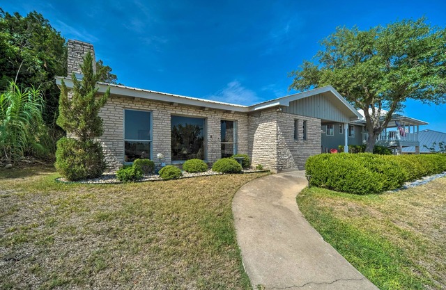 Snowbird-friendly house with game room, full kitchen, balcony, & W/D