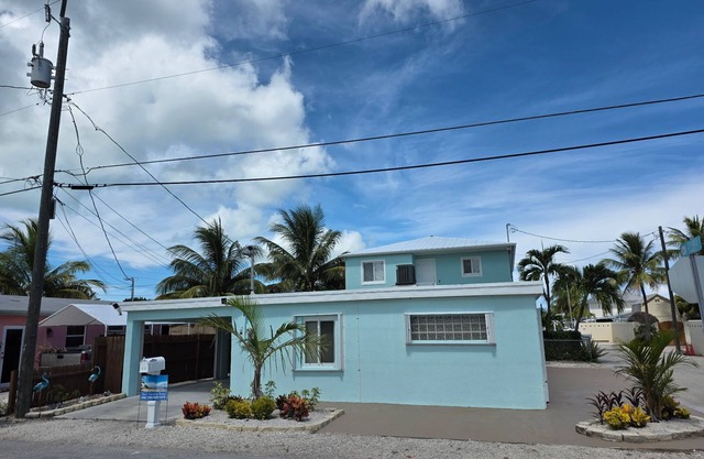 “Snowbird Paradise: Your Sunny Winter Escape innMarathon!"