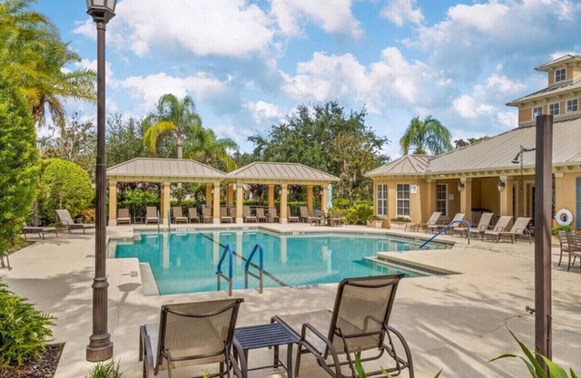 Snowbird Special -Spacious 2BR/2.5BA in Gated Community, Hot Tub and Gym
