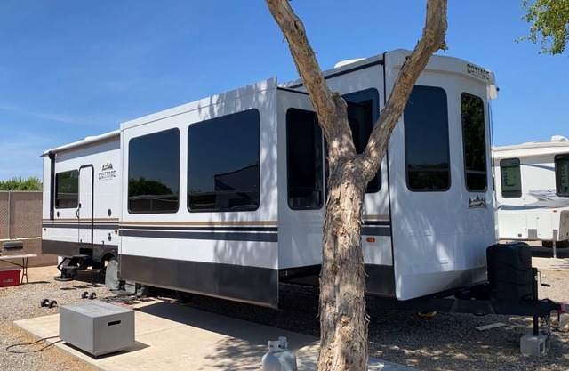 SNOWBIRDS - RV CEDAR CREEK COTTAGE
