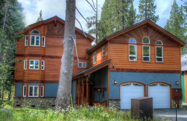 'Snowflake Chalet' Bright, beautiful, spacious mountain retreat in Serene Lakes