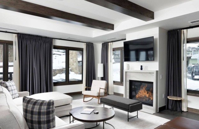 Snowmass Base Village - 3BR Luxury Property Over Christmas