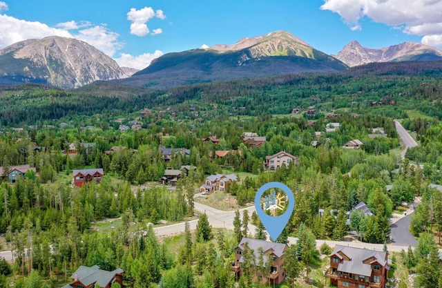 Snowy Paws at Eagles Nest Townhome: Cozy Mountain Getaway