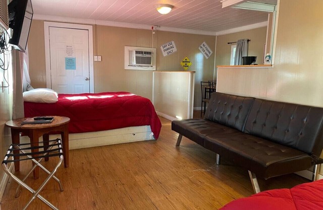 Snug 2 Bed Cabin at Mill Creek Marina: Cabin 2