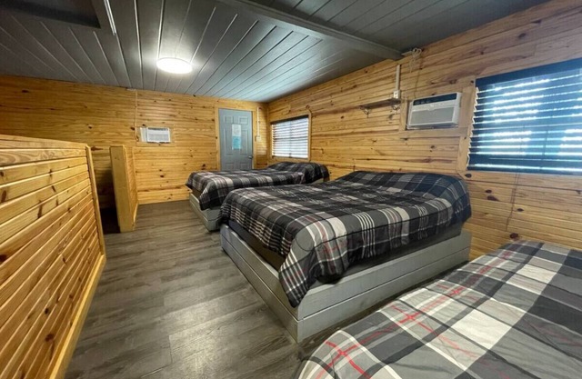 Snug 3 Bed Cabin at Mill Creek Marina: Cabin 1