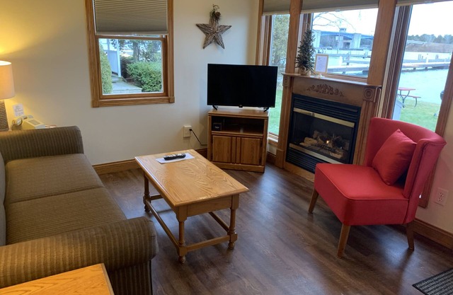 Snug Harbor Inn - 2 Bedroom Cottage