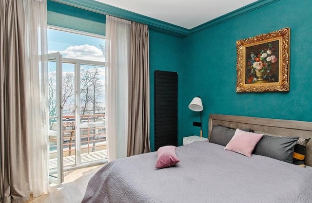 SO Wonderful view apt in heart of downtown