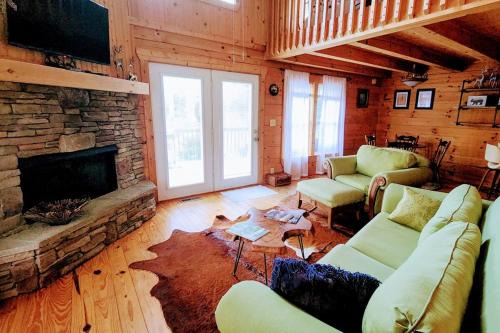 Solar powered log cabin with mountain views, 3acres