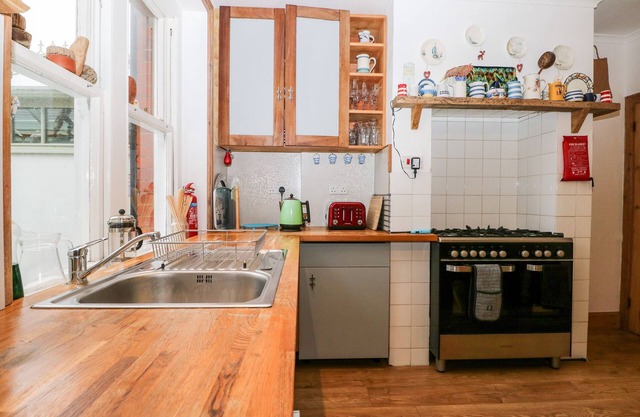 SOLENT SEA VIEW, pet friendly, character holiday cottage in Fareham