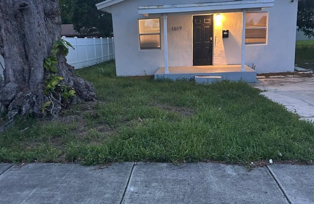 Soothing bungalow with AC in Pompano Beach with Chirping birds and sunlight
