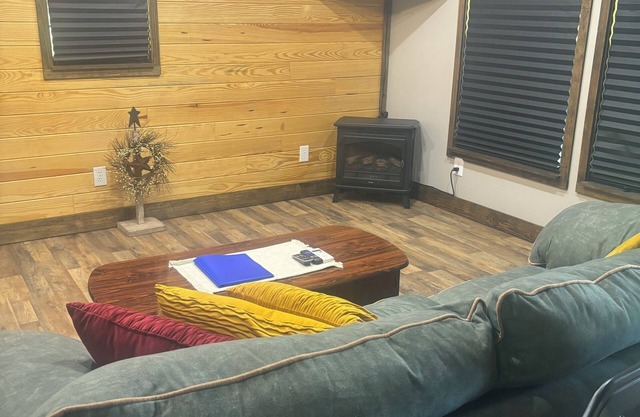 Soothing cottage with AC in charming Rogersville! All the comforts of home!