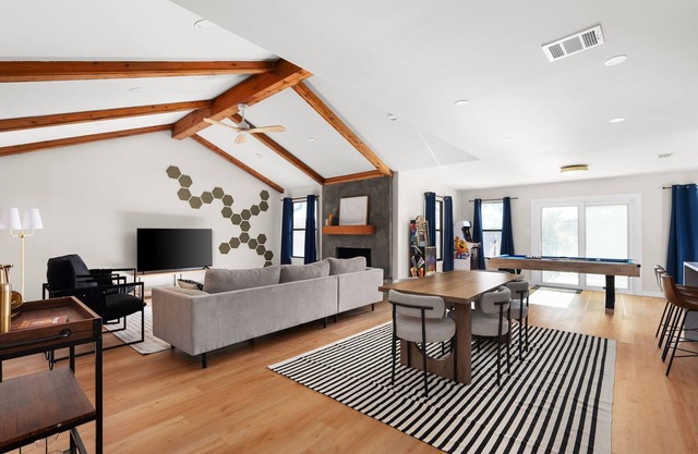 Sophisticated 5BR w/Spa, Fire Pit & Parking