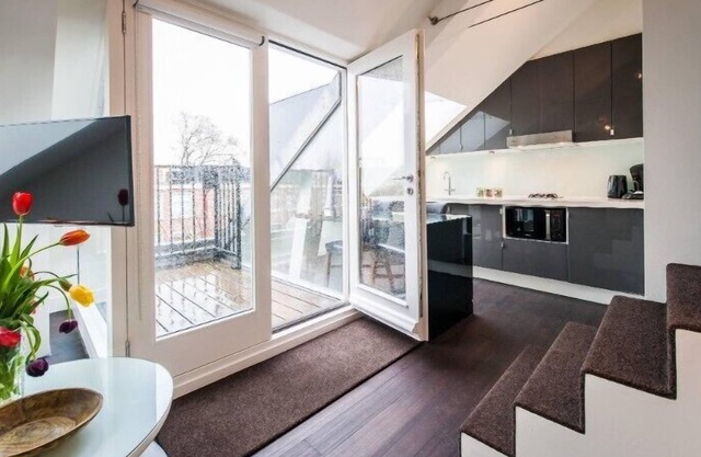 Sophisticated and bright rooftop studio for 2 pers near Oosterpark with balcony