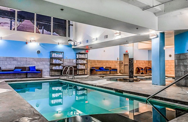 Sophisticated Mountain Condo – Pool & Hot Tub