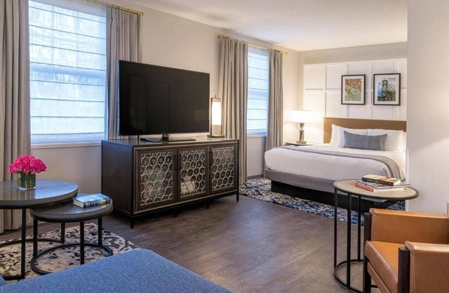 Sophisticated Studio Suite, at Stylish Heathman Hotel. Minutes to Portland Art Museum