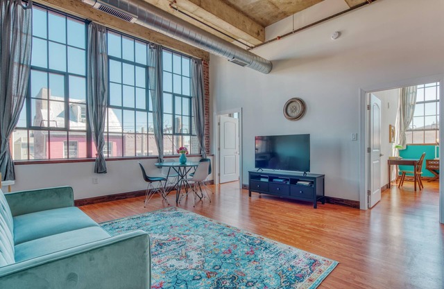 Sosuite 2BR Apt w W D Gym On-site Bar