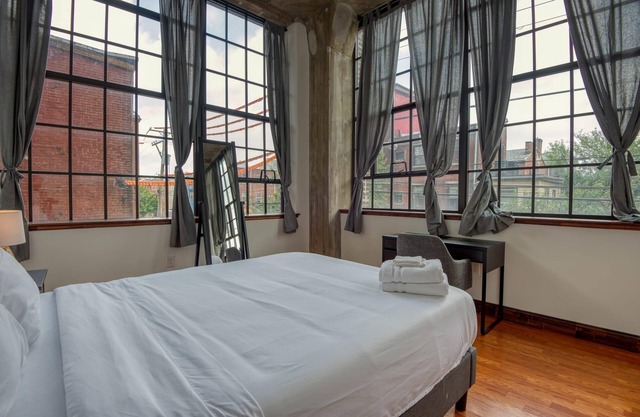 Sosuite 3BR Apt w Balcony W D Gym On-site Bar