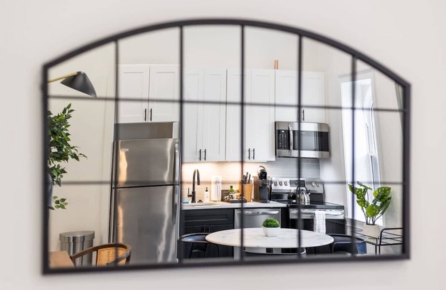 Sosuite Penthouse 1BR Apt w Arch Windows W D