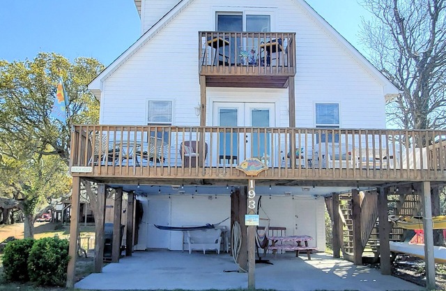 Sound view beach retreat w/best of Island Life! Pets/Family welcome!