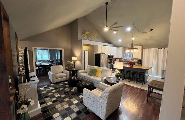 South Eugene Home Close to Campus Pet Friendly