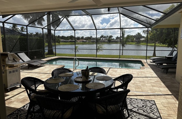 South Facing Lake View with Heated Saltwater Pool,and Lanai.Tesla charging