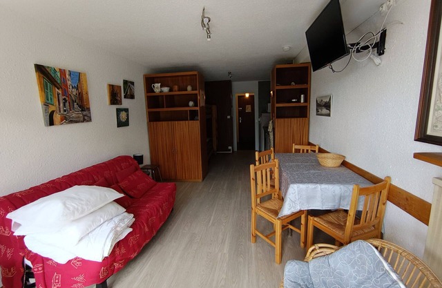 South-facing studio with balcony, 200m from slopes and shops, pets allowed
