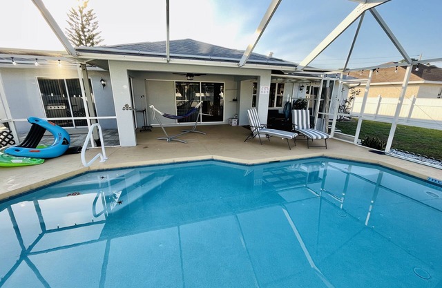 South Florida Heaven! Private Pool! 3BD 2BA! Pets OK! 20 minutes to the beach!