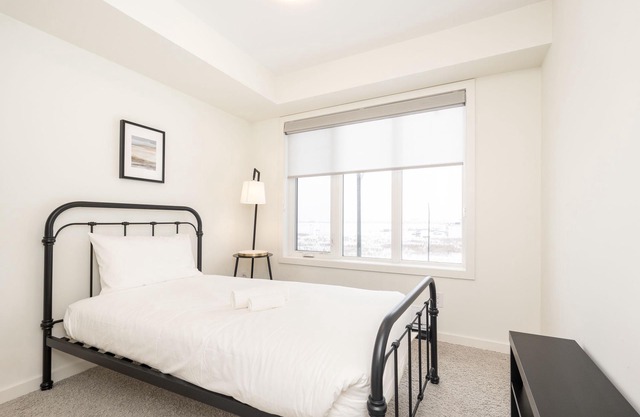 South Winnipeg Modern 3BR 2.5BATH+ Free Parking (214-325)