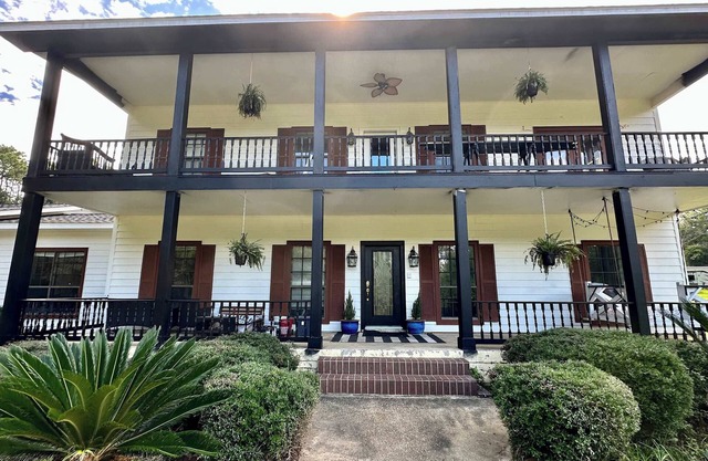 Southern Charm House Min From Shopping & Beaches