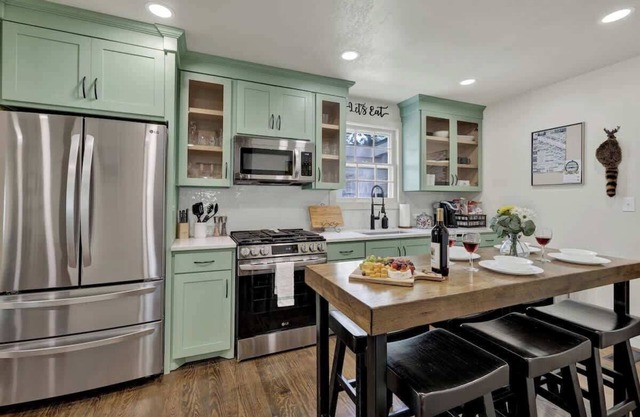 Southern Charm - Near Main With Hot Tub