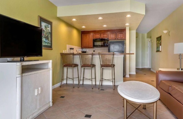 Southern Comfort in Celebration! Full Kitchen, Outdoor Pool, Free Shuttle!
