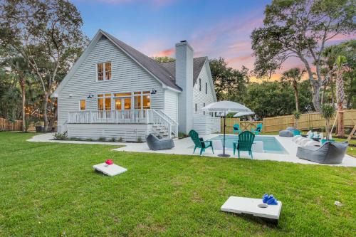 Southern Oasis by AvantStay 0.5mi Walk to the Beach Pool Patio Large Yard