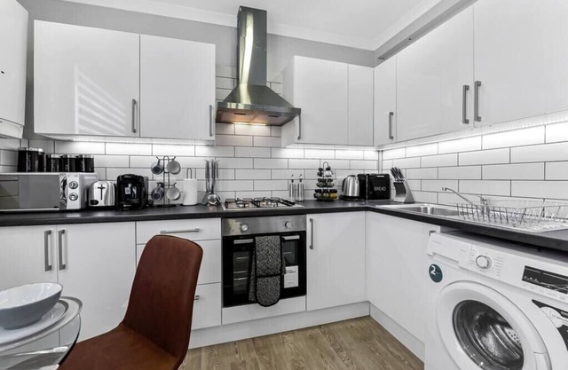 Southwark Serenity: Cozy Flat with Balcony