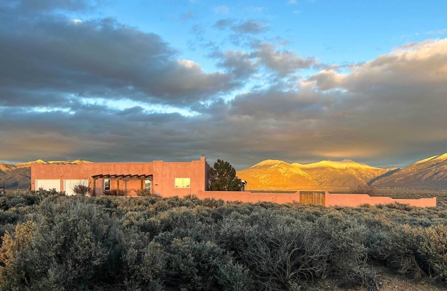 Southwest Home w/360-Degree Mtn View, Ski Nearby!