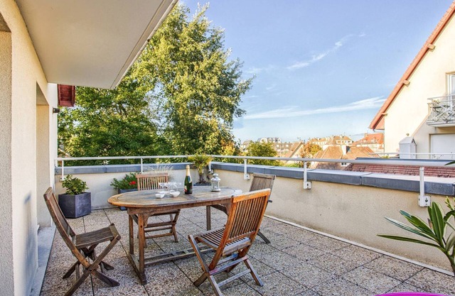 Spacious apartment 70m², pool, parking, near beach and shops