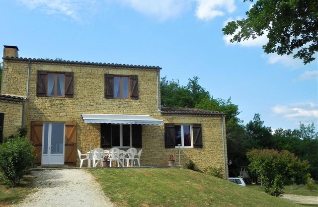 Spacieuse maison en pierre avec jardin et terrasse à proximité de Sarlat, idéal pour familles