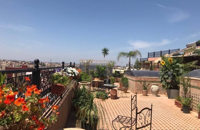 Spacieux Riad Très Bien Situé 400m2 de Terrasse