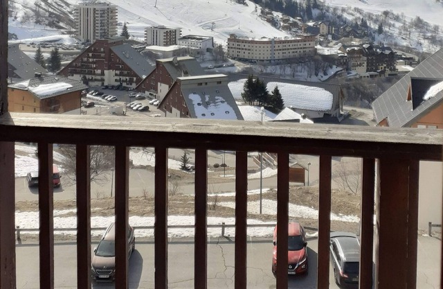 Spacious ski-in ski-out apartment overlooking the mountains